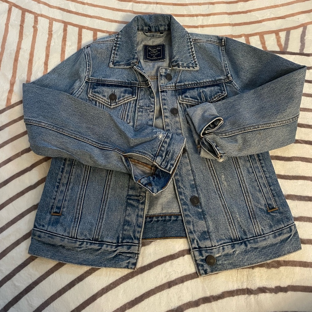 Abercrombie & Fitch distressed jean jacket